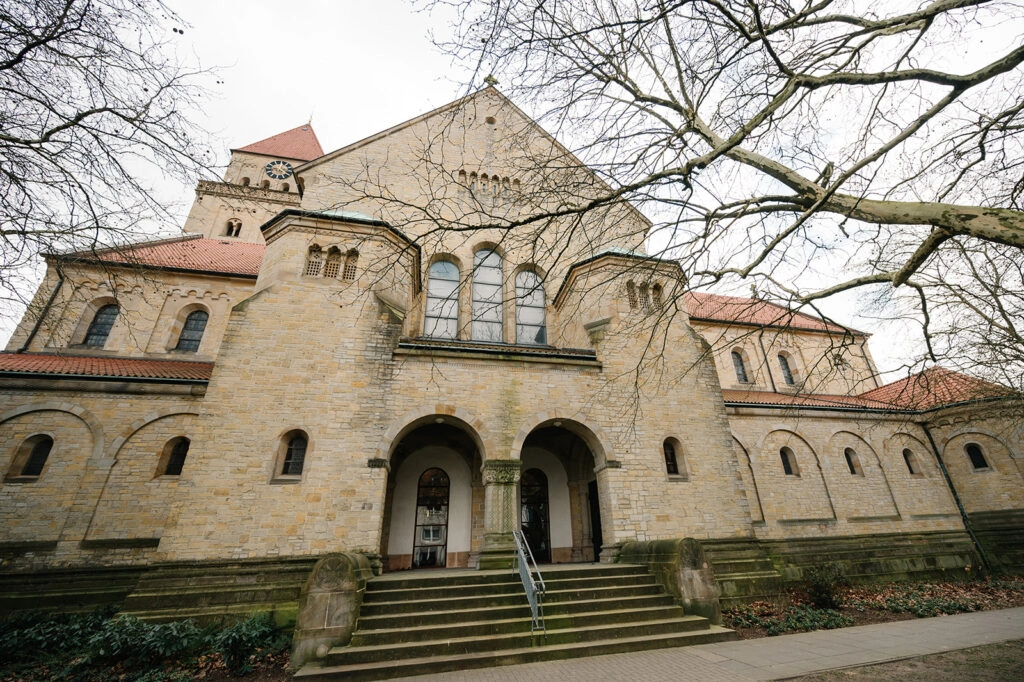 Historische Kirche mit breiter Eingangstreppe.