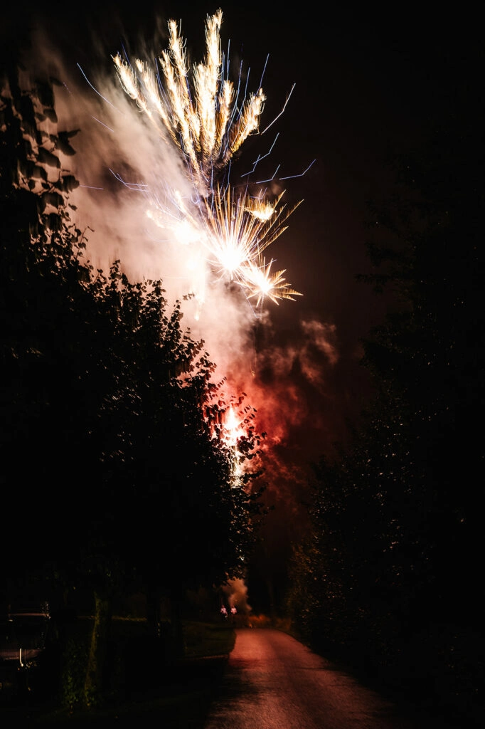 Buntes Feuerwerk über der Hochzeitsfeier.