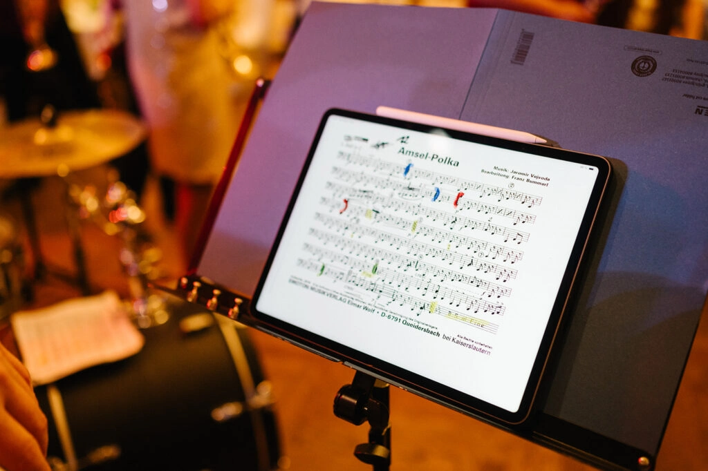 Tablet mit Noten auf einem Musikständer.