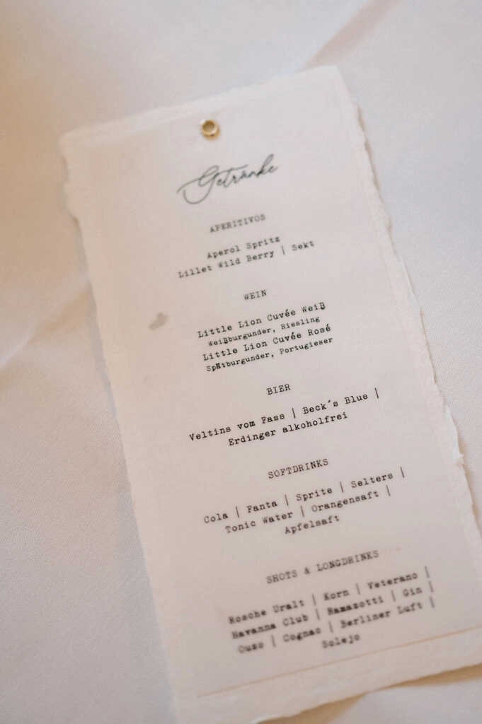 Menükarte auf dem Hochzeitstisch.