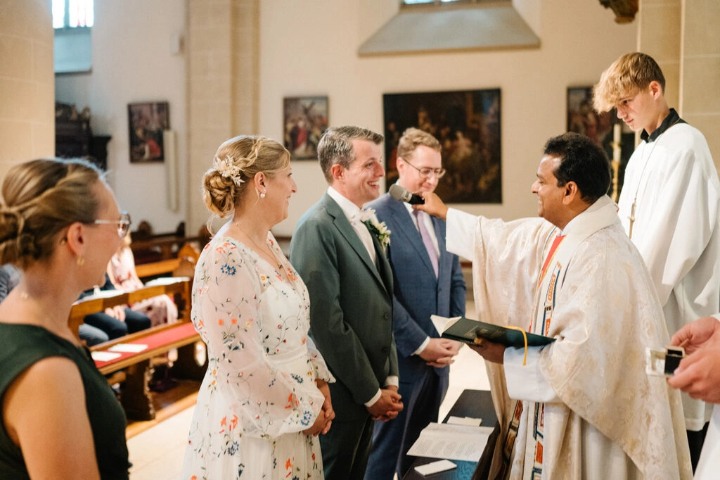 Brautpaar steht während der kirchlichen Trauung am Altar.