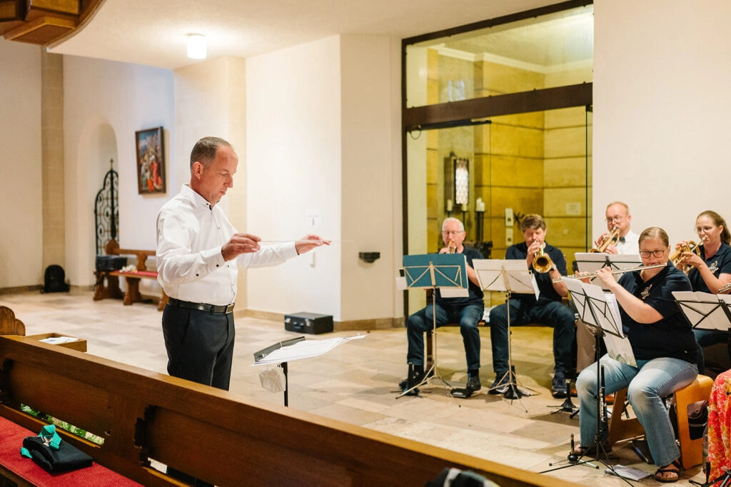 Musikalische Begleitung während der kirchlichen Trauung.