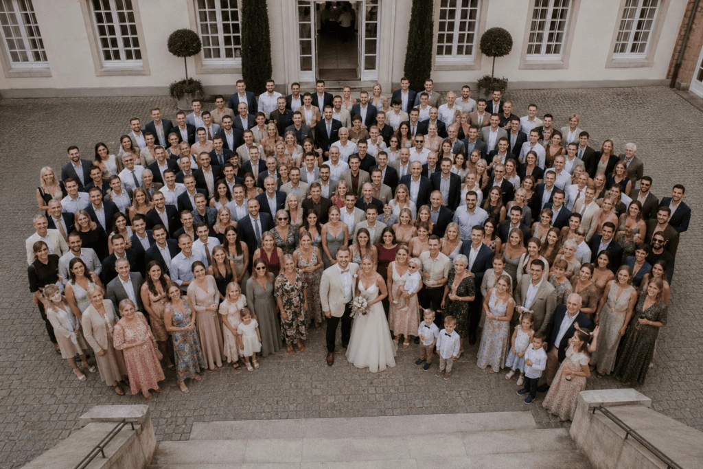 Gruppenfoto der Hochzeitsgesellschaft auf einer breiten Treppe.