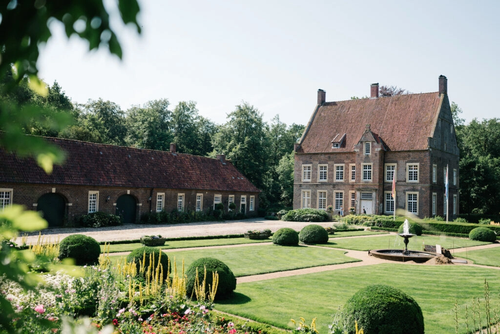 Historisches Gutshaus mit gepflegter Gartenanlage.