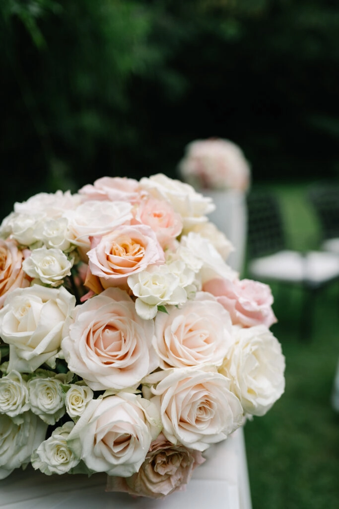 Brautstrauß aus hellen und rosafarbenen Rosen.