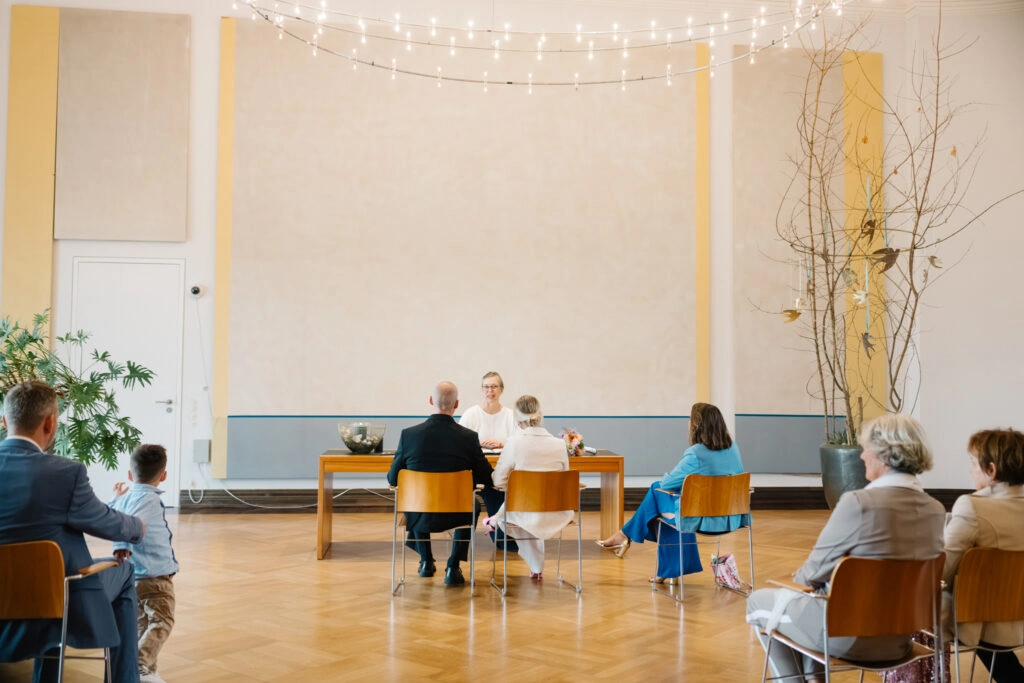 Standesamtliche Trauung in einem großen hellen Saal.