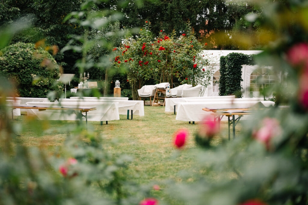 Sitzgruppen und Rosenbeete im Garten.