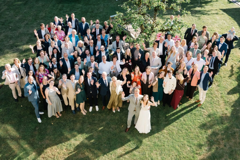Gruppenfoto der Hochzeitsgesellschaft von oben.