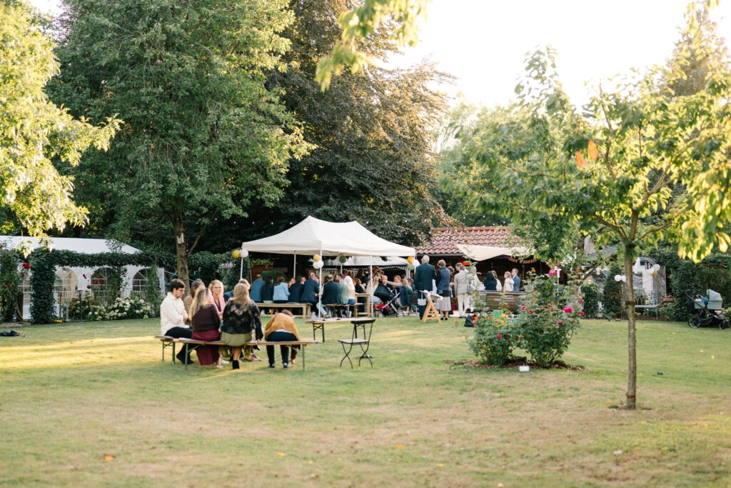 Hochzeitsfeier auf einer großen Gartenwiese.