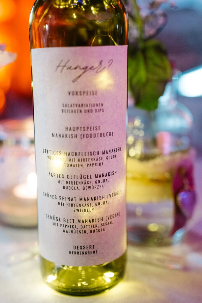 Getränkekarte auf einer Flasche beim Hochzeitsfest.