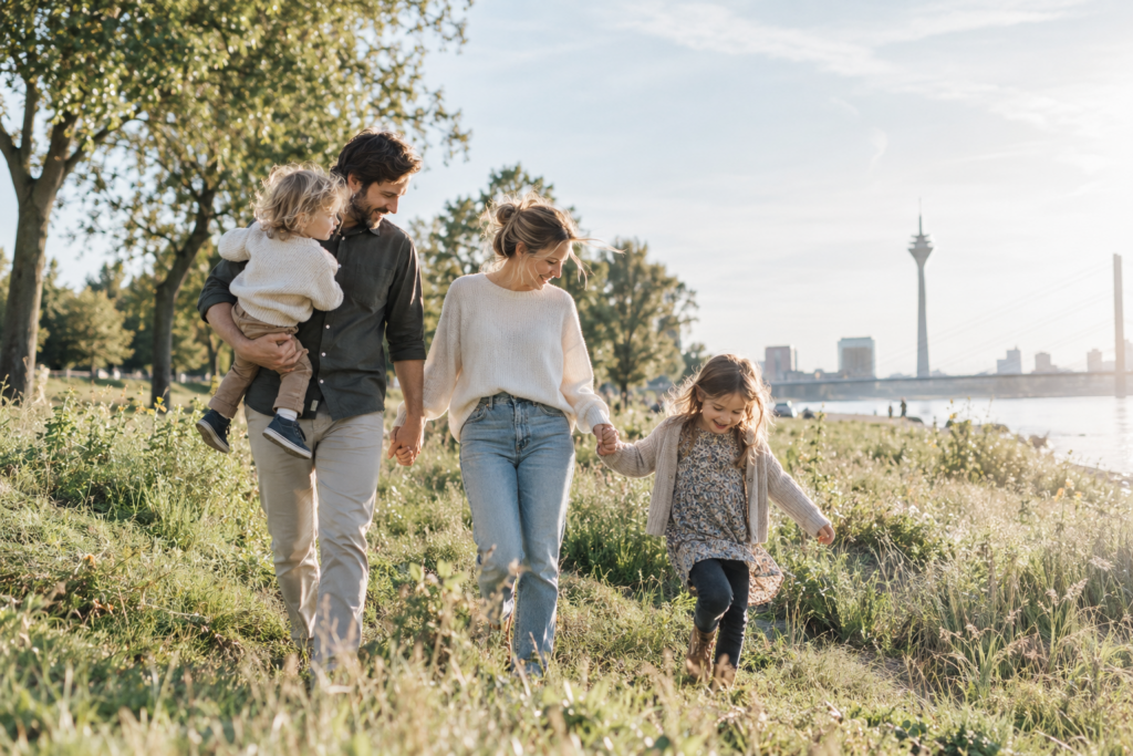 Familie gemeinsam draußen in Düsseldorf