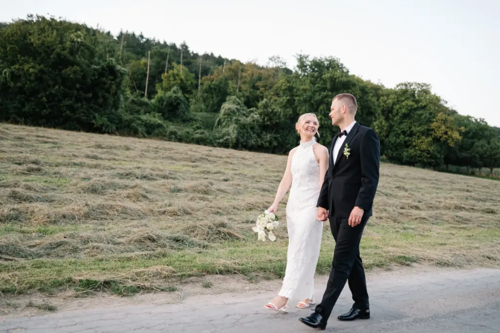 Lachendes Brautpaar Hand in Hand – Hochzeitsfotos von haseglück aus Düsseldorf.