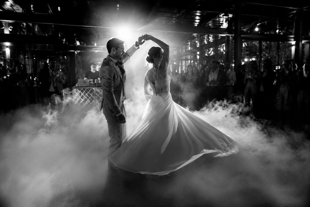 Hochzeitspaar beim Tanzen in Schwarz-Weiß